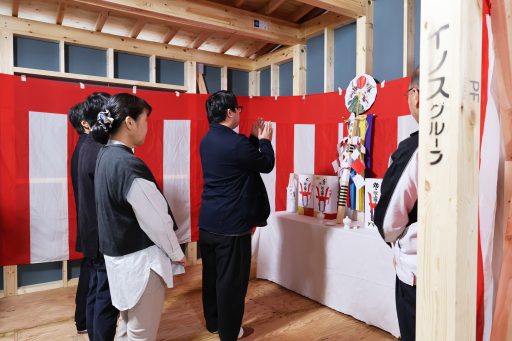 祭壇にお参りをする画像