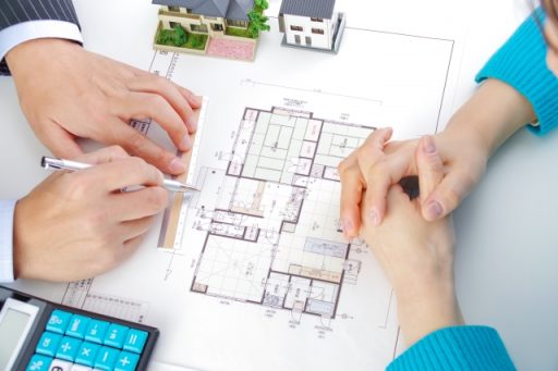 新築の打合せをしているイメージ画像