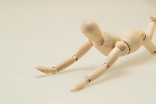 転倒する人のイメージ画像