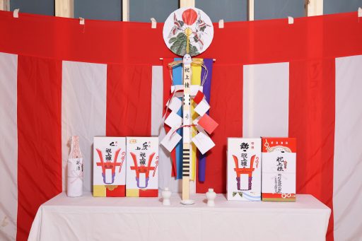 幣束や御神酒が飾られた祭壇の画像