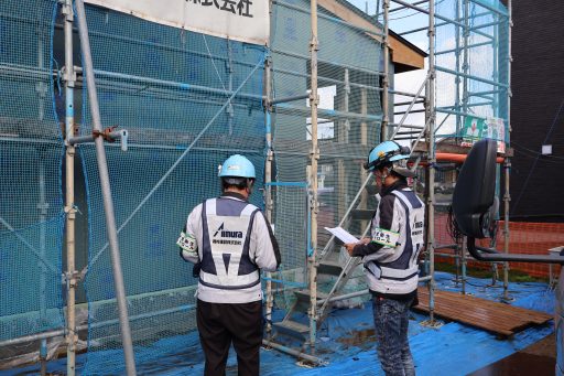 足場の安全をチェックしている安全パトロールの写真