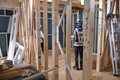 構造のをチェックしている安全パトロールの写真