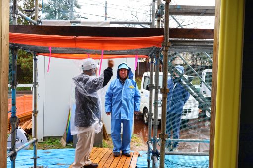 現場の足場をチェックする様子1