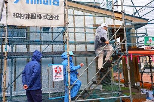 現場の足場をチェックする様子2