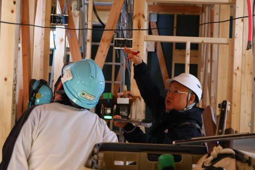 現場建物内をチェックする様子2