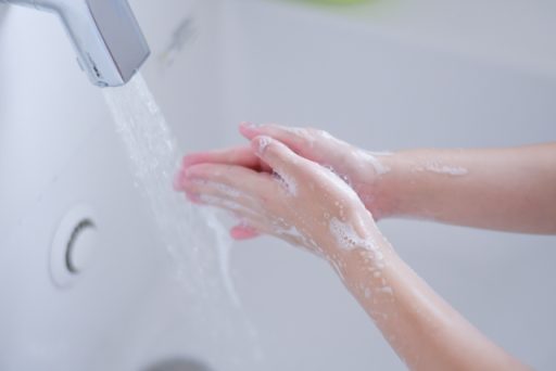 ウイルス対策として帰宅後すぐに手洗いをする画像