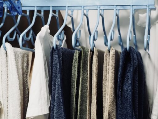 部屋干しの洗濯物の画像