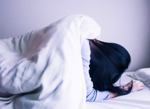 朝起きられない女性の画像
