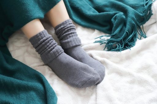 靴下を履いた足元の画像