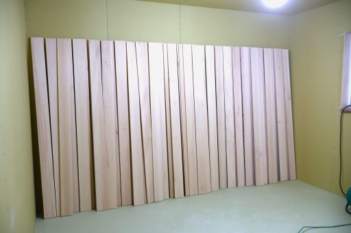 もみの木を現場に立て掛け馴染ませる様子