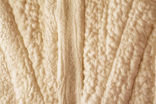 壁に吹き付けられた断熱材の画像