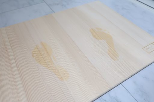 濡れた足で乗ると、もみの木が水分を吸収している様子