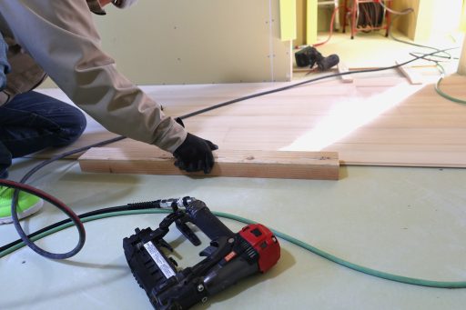 床板を丁寧に張っていく様子